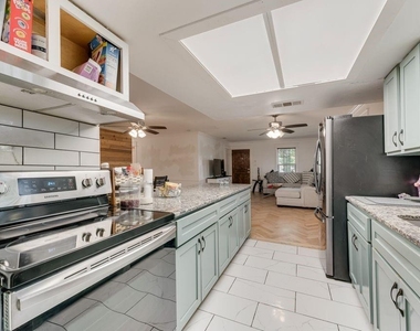 920 Meadowdale Drive - Photo Thumbnail 3