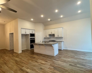 504 Evergreen Road - Photo Thumbnail 6
