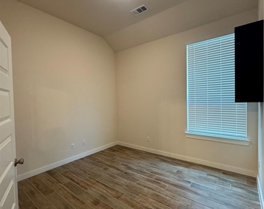 504 Evergreen Road - Photo Thumbnail 10