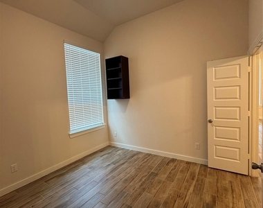 504 Evergreen Road - Photo Thumbnail 11