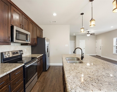 809 Jameson Street - Photo Thumbnail 4