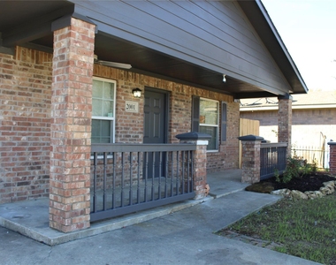 2001 San Antonio Street - Photo Thumbnail 3