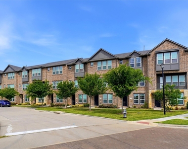 695 Vista Del Lago Drive - Photo Thumbnail 4