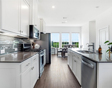 695 Vista Del Lago Drive - Photo Thumbnail 8