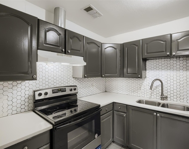 326 E Holley Street - Photo Thumbnail 3