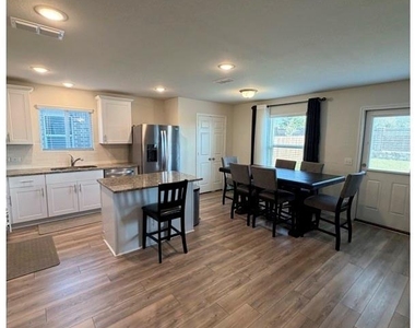 900 Shire Avenue - Photo Thumbnail 4