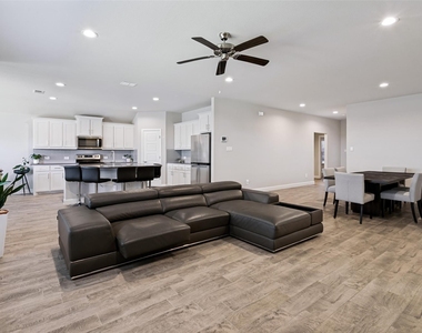 1608 Central Park Drive - Photo Thumbnail 6