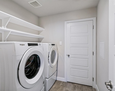 1608 Central Park Drive - Photo Thumbnail 20