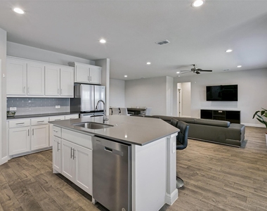 1608 Central Park Drive - Photo Thumbnail 3