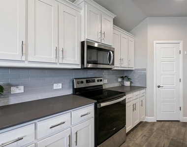 1608 Central Park Drive - Photo Thumbnail 4