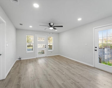 1122 S Oak Cliff Boulevard - Photo Thumbnail 3
