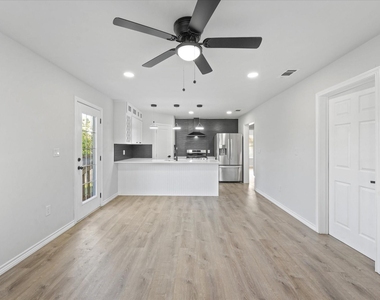 1122 S Oak Cliff Boulevard - Photo Thumbnail 4