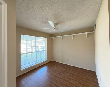 2918 Lake Valley Drive - Photo Thumbnail 4