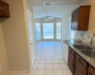 2918 Lake Valley Drive - Photo Thumbnail 7