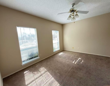 2918 Lake Valley Drive - Photo Thumbnail 15