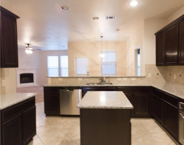 405 Riverstone Way - Photo Thumbnail 9