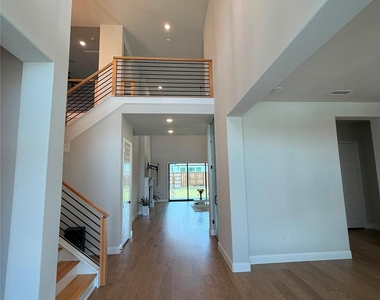 1560 Fairmont Drive - Photo Thumbnail 14