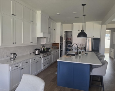 1560 Fairmont Drive - Photo Thumbnail 5