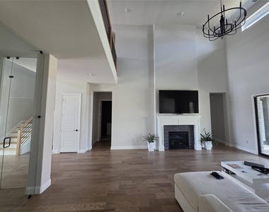 1560 Fairmont Drive - Photo Thumbnail 3