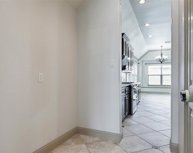 400 Oxford Place - Photo Thumbnail 14