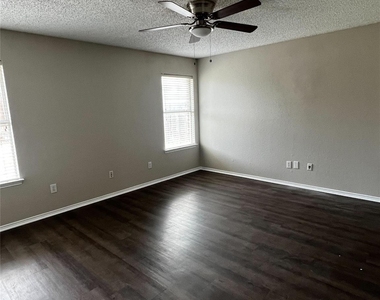 1601 Hedgewood Trail - Photo Thumbnail 9