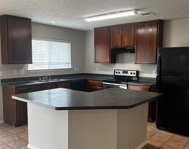 1601 Hedgewood Trail - Photo Thumbnail 5
