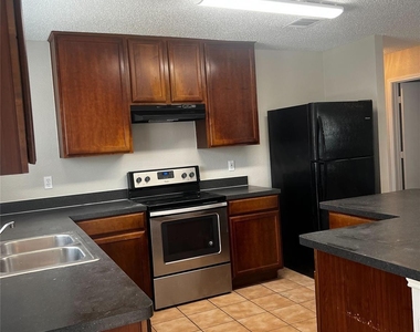 1601 Hedgewood Trail - Photo Thumbnail 6
