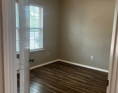 1601 Hedgewood Trail - Photo Thumbnail 3