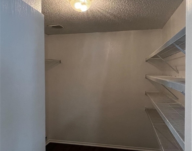 1601 Hedgewood Trail - Photo Thumbnail 8