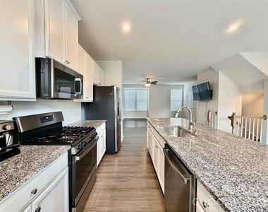 2662 Grantham Place Drive - Photo Thumbnail 8