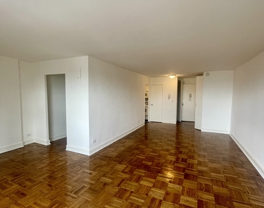 West 52nd Street - Photo Thumbnail 4