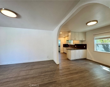 3052 Burton - Photo Thumbnail 3