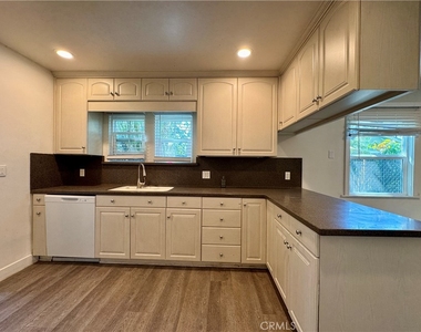 3052 Burton - Photo Thumbnail 5