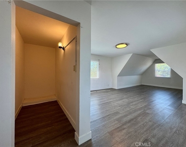 3052 Burton - Photo Thumbnail 12