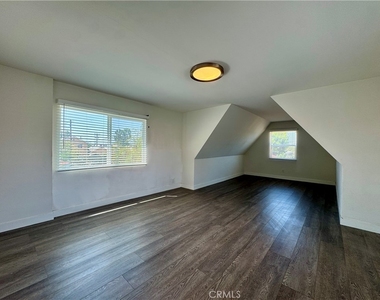 3052 Burton - Photo Thumbnail 13