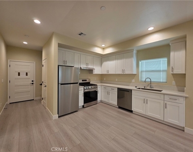 650 Grand Avenue W - Photo Thumbnail 8