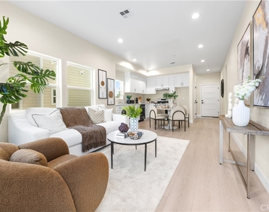 650 Grand Avenue W - Photo Thumbnail 2