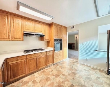 2556 Neptune Place - Photo Thumbnail 10