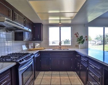 1736 Derringer Lane - Photo Thumbnail 15