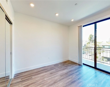 1482 S Sherbourne Drive - Photo Thumbnail 6