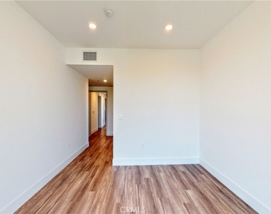 1482 S Sherbourne Drive - Photo Thumbnail 12