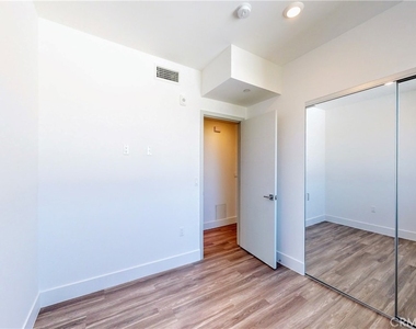 1482 S Sherbourne Drive - Photo Thumbnail 8