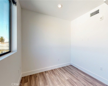 1482 S Sherbourne Drive - Photo Thumbnail 15