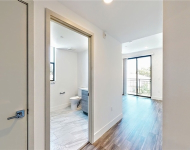 1482 S Sherbourne Drive - Photo Thumbnail 13