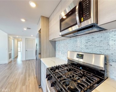 1482 S Sherbourne Drive - Photo Thumbnail 5