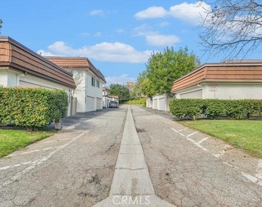 10215 Larwin - Photo Thumbnail 2