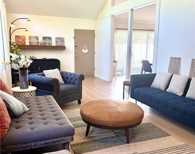10215 Larwin - Photo Thumbnail 6