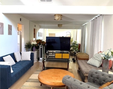 10215 Larwin - Photo Thumbnail 4