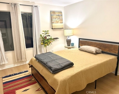 10215 Larwin - Photo Thumbnail 14