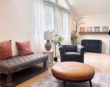 10215 Larwin - Photo Thumbnail 7
